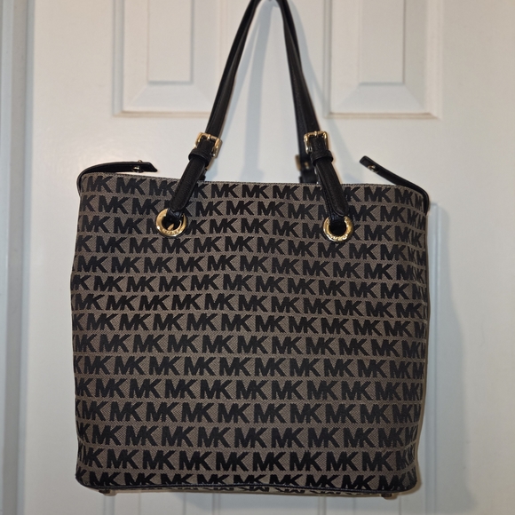Michael Kors: Gently Used Condition Signature Black and Tan Tote. - Picture 7 of 16